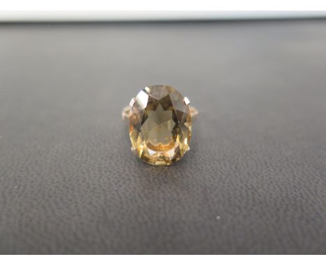 A 9ct gold citrine single-stone ring - Hallmarked London - Ring size M 1/2 - Weight approx 3.5gms
Condition Report: Good - Wi