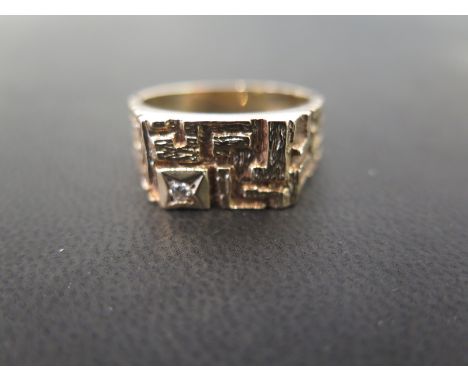 A 9ct gold textured signet ring - With brilliant-cut diamond highlight - Hallmarked London - Ring size Z 1/2 - Weight approx 