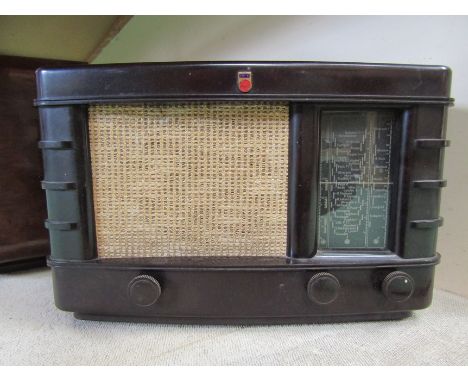 A Phillips 206A Bakelite cased valve radio 