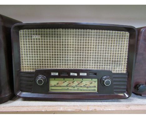 An Ekco U.199A Bakelite cased valve radio 