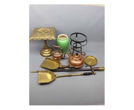 Mixed Lot: various copper kettles, brass fire tools, brass stand etc (qty) 