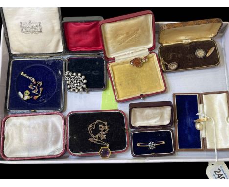 Assorted jewellery including pearl pendant, bar brooch, pair of cufflinks, pendants, etc.
