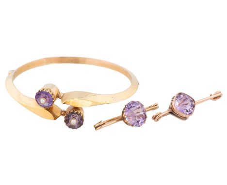 RUSSIAN GOLD AND ALEXANDRITE SET OF TWO PINS AND A BANGLE, 1908-1917comprising:a) two Alexandrite gold pins, each 56 standard