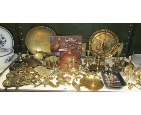 A shelf of assorted brass ware including horse brasses