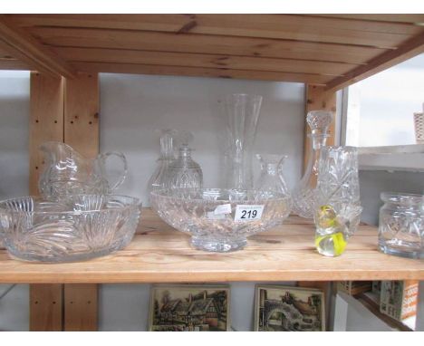 A mixed lot of glass, one shelf