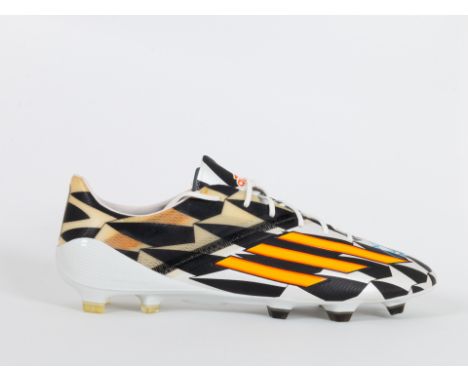 Von Thomas Müller signierter WM 2014 SchuhWorld Cup 2014 shoe signed by Thomas Müller 
adidas – Adizero F50 2014 WM, mit Batt