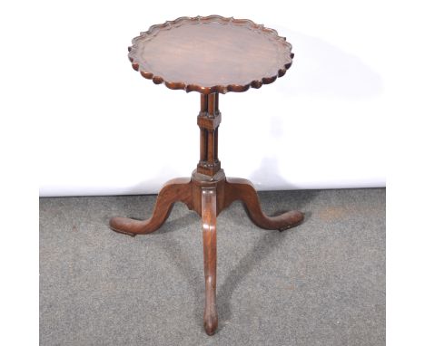 Georgian style mahogany kettle stand, piecrust top, cluster column support, tripod splayed legs, diameter 33cm, height 52cm.