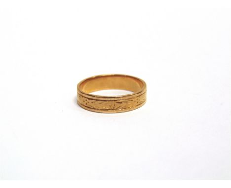 A PATTERNED RING  stamped '750', finger size Q, 4.1g gross.