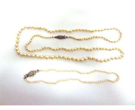 A SEED PEARL NECKLACE TO A DIAMOND CLASP set with a central old brilliant cut diamond and nine single cuts; with a graduated 