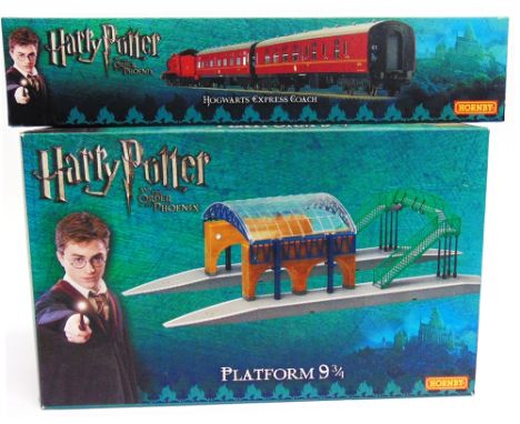 [OO GAUGE]. A HORNBY HARRY POTTER HOGWART'S EXPRESS PART TRAIN SET  comprising a Castle Class 4-6-0 tender locomotive 'Hogwar