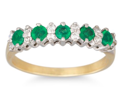 A DIAMOND AND EMERALD FIVE STONE RING, mounted in 18ct yellow gold, size N