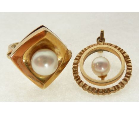 CULTURED PEARL SET RING, 7.5mm diameter pearl, with large concave lozenge shaped top and stamped 585 band, K ½, 4.2g AND A CU