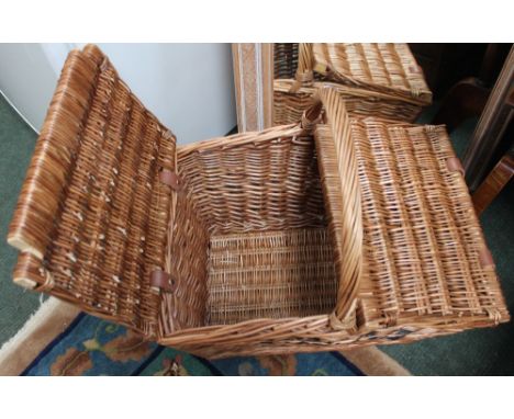 A single handle twin flap wicker picnic hamper