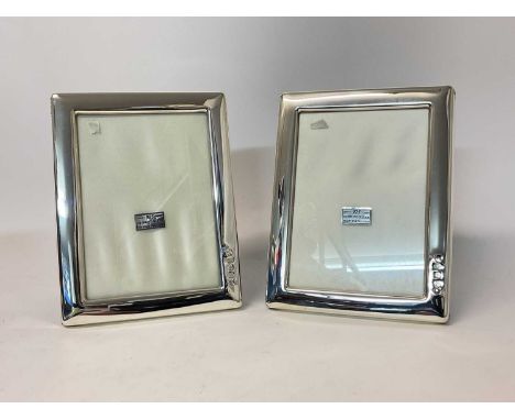Pair of contemporary silver photo frames, to hold 7x5" photos, in original boxesIn good condition with some very minor surfac