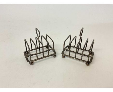 Pair of Edwardian silver four-division toast rack, Sheffield 1905 (Harry Atkin), 7.5cm high