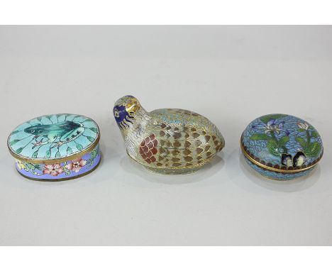 A cloisonne trinket box modelled as a bird, another depicting flowers, together with an enamel trinket box depicting a frog, 