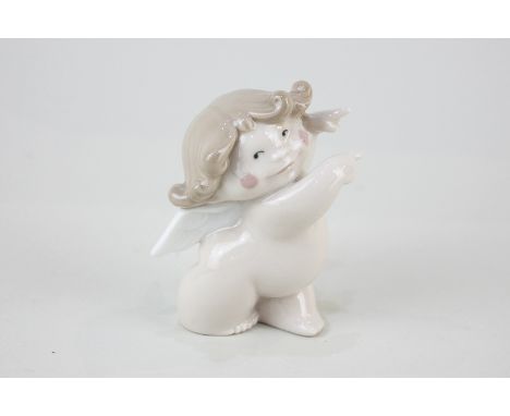 A Nao porcelain figure of a winged cherub, 8cm