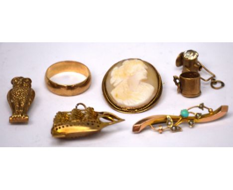 A quantity of gold jewellery and charms to include a 9ct yellow gold charm of a galleon, a 9ct gold charm of an owl, a 9ct ye