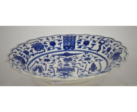 A late 18th century Worcester blue and white 'Hundred Antiques' pattern dish, with faux Chinese mark to base, diameter 19.5cm