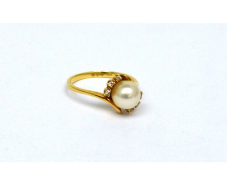 An 18ct gold ladies' dress ring set with single pearl on a twist with three small diamonds to either side, size M, approx 3.6