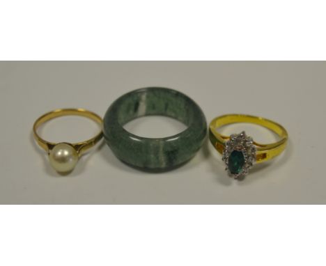 A jade ring;  a pearl ring;  a emerald coloured sone dress ring (3)