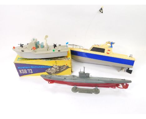 A Spielzeugland plastic model Police boat, model no 40006, band 40mhz, remote control lacking, together with a Kusten-Schutzb