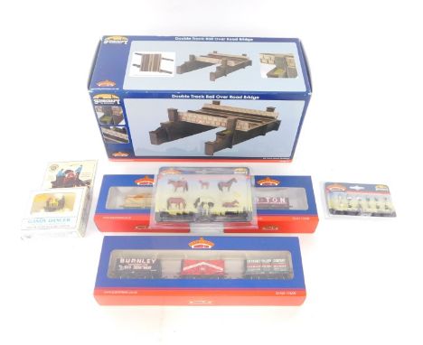 Bachmann boxed 00 gauge accessories etc., comprising a Pool 14 tonne tank lorry, three set private owner set wagons Crynant, 