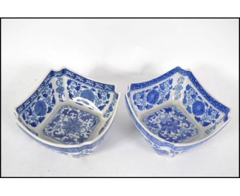 A pair of 19th / 20th century Chinese Oriental blue and white ceramic bowls, decorated with fauna.