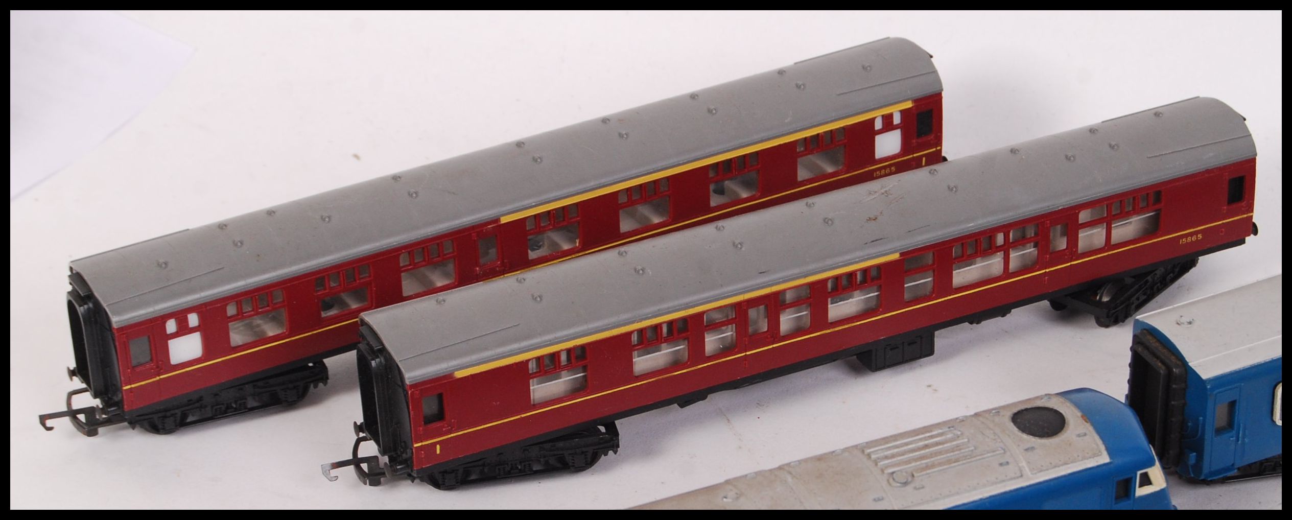 A collection of 10x original vintage 00 scale Triang railway ...