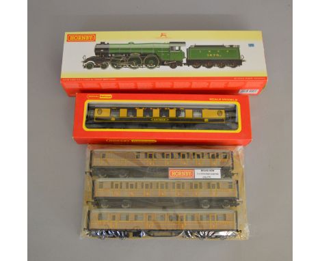 OO Gauge. A boxed Hornby R.2405 LNER 4-6-2 Class A1 Locomotive 'Great Northern' together with a boxed Hornby R.229 Pullman Ca