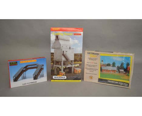 OO Gauge. 2 boxed Hornby Accessories, R481 Footbridge and Skaledale R9640 Coacling Tower together with a Bachmann Plus&nbsp; 