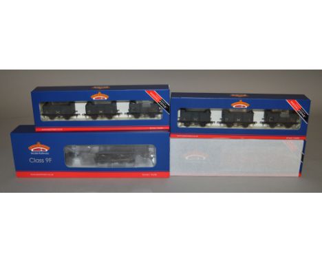 OO Gauge. A boxed Bachmann Locomotive 32-858 BR Standard Class 9F Weathered (DCC) together with a boxed 39-420W TPO Sort Van 