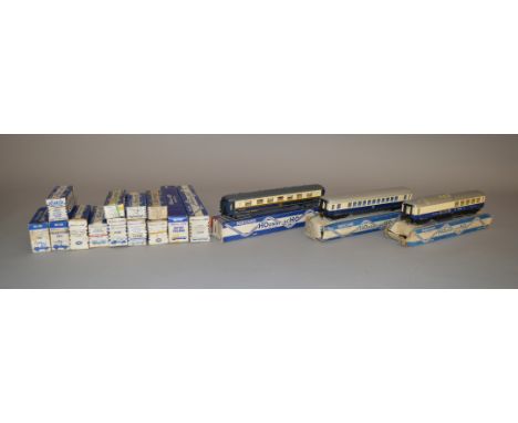 HO Gauge. 5 boxed Hornby AC-HO Coaches including #7452 'Voiture Pullman' and #7390 Dining Car together with 11 boxed Wagons -