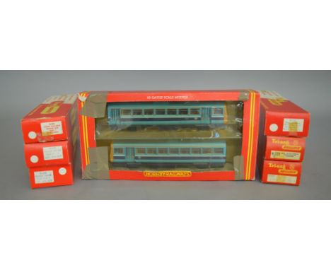 OO gauge. A boxed hornby R867 BR Twin Railbus Class 142, VG in F packaging together with Tri-ang R555 Diesel Pullman Motor Ca