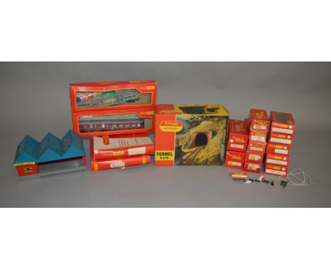 OO Gauge. A quantity of Triang model railway items including Locomotives, Rolling Stock and Accessories, mostly boxed. This l