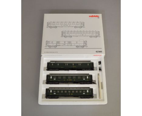 HO Gauge. A boxed Marklin 42385 Set of 3 Old Timer passenger Cars from around 1920, appears VG boxed.