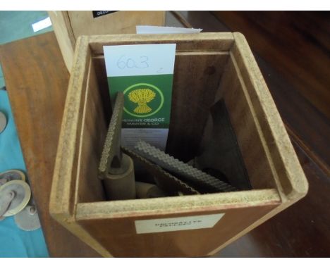 Finishing Tools - A box of decorative line pallets with handles (5 tools)