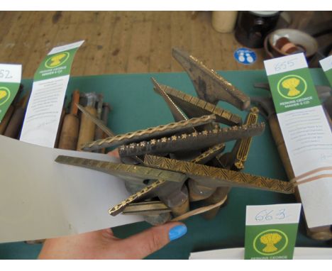 A bundle of straight pallet tools, decorative, 12 tools
