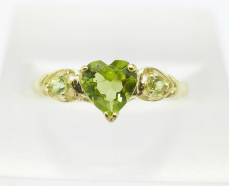 A 9ct gold and peridot ring, 1g, O