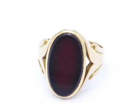 A yellow metal and onyx ring, 7g, O