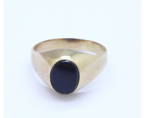 A 9ct gold and onyx ring, 2.3g, M