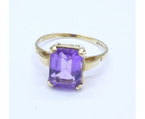 A 9ct gold and amethyst ring, 2.2g, M