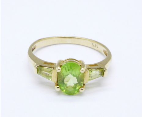 A 9ct gold and peridot ring, 1.9g, M