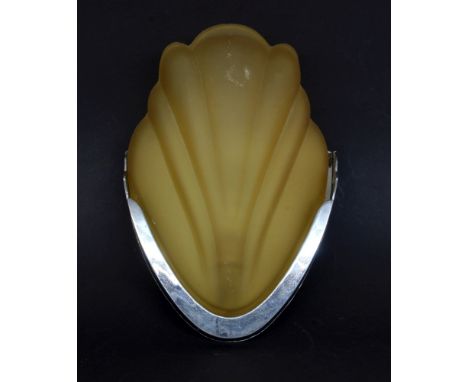 ART DECO WANDAPPLIKEFrankreich um 1930 Ockerfarbenes Glas in verchromter Metallfassung. H.26cm, B.17,5cm Glasränder best.