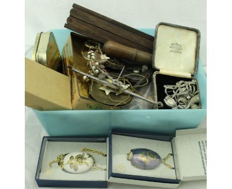 A collection of various objets de vertus and collectibles including various buttons, mother of pearl star buttons, spectacles