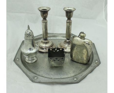 A quantity of various metalwares to include a pair of plated candlesticks, plated hip flask, Mayflower beaten pewter octagona