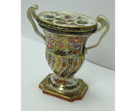 A Chamberlain's Worcester "Best Queen's" pattern pot pourri urn of oval trumpet shape with fitted lid, circa 1800 CONDITION R