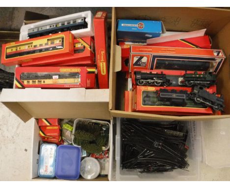 A collection of Hornby 00 gauge railway items including locomotives "Britannia" and "Albert Hall" together with various boxed