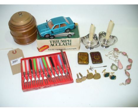 A collection of jewellery and miscellaneous items
To include, a rhodocrosite filigree bracelet and necklace, cufflinks, a Wed