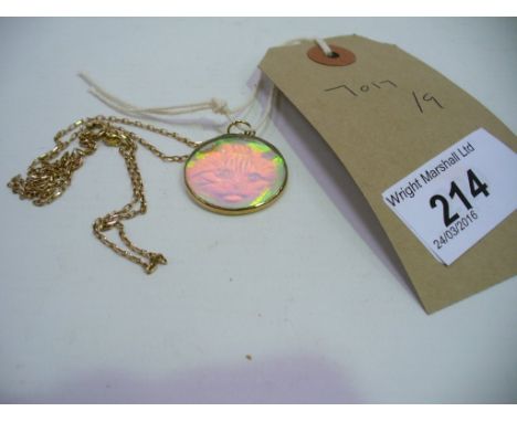 A Circular hologram pendant on a 9ct gold chain. ( 2702 / 5 )